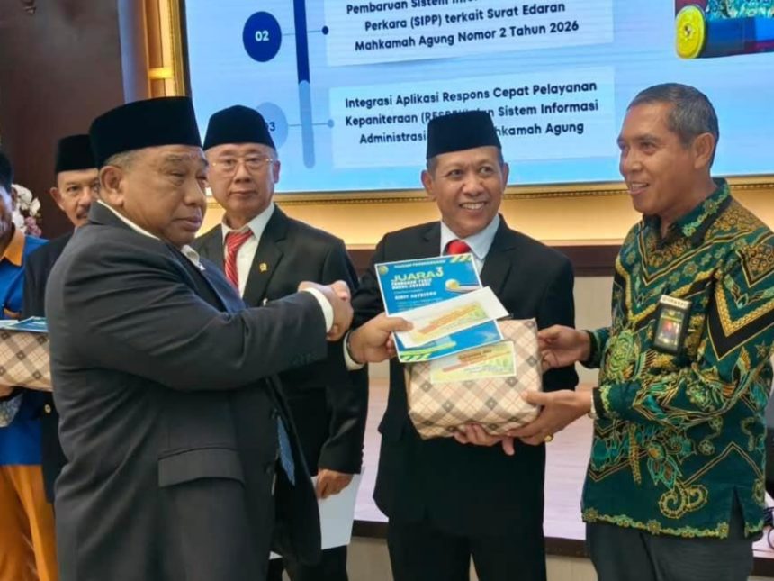 Ketua Pengadilan Tinggi Surabaya, Sujatmiko memberikan hadiah kepada para pemenang lomba di Aula Syarifuddin.