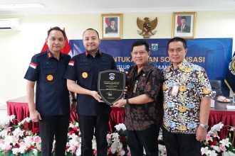 Kepala Kantor Imigrasi Kelas I Khusus TPI Soekarno-Hatta, Galih P. Kartika Perdhana, mendampingi Kakanwil Ditjen Imigrasi DK Jakarta, Pamuji Raharja (kiri) menyerahkan cenderamata kepada perwakilan Kelurahan Duri Kosambi, Kecamatan Cengkareng.