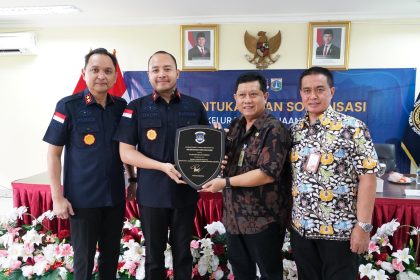 Kepala Kantor Imigrasi Kelas I Khusus TPI Soekarno-Hatta, Galih P. Kartika Perdhana, mendampingi Kakanwil Ditjen Imigrasi DK Jakarta, Pamuji Raharja (kiri) menyerahkan cenderamata kepada perwakilan Kelurahan Duri Kosambi, Kecamatan Cengkareng.