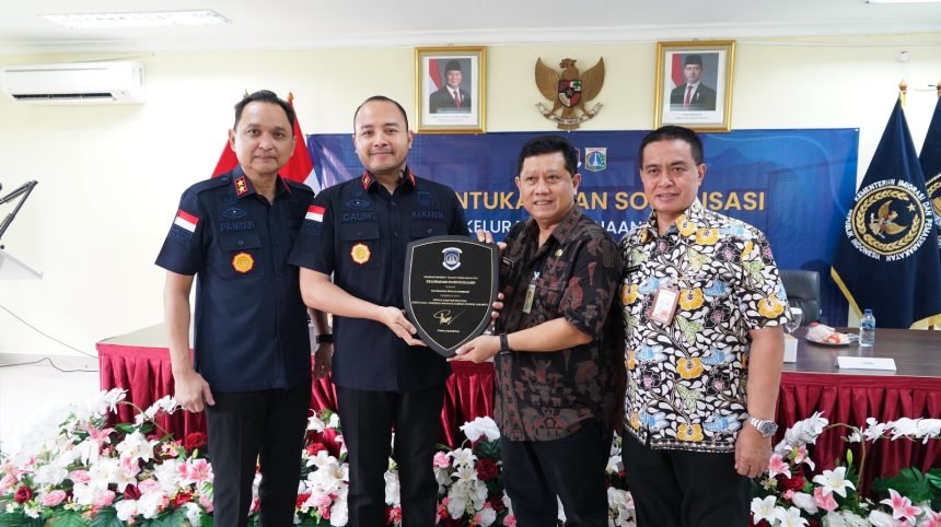 Kepala Kantor Imigrasi Kelas I Khusus TPI Soekarno-Hatta, Galih P. Kartika Perdhana, mendampingi Kakanwil Ditjen Imigrasi DK Jakarta, Pamuji Raharja (kiri) menyerahkan cenderamata kepada perwakilan Kelurahan Duri Kosambi, Kecamatan Cengkareng.