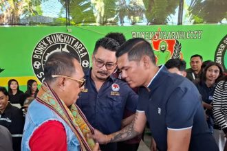 Ketua DPC PDI Perjuangan Kota Surabaya, Armuji (kiri) mendapat cenderamata dari Sekretaris DPW Forum Pemuda Nusa Tenggara Timur (FP NTT) di Surabaya, Falmon