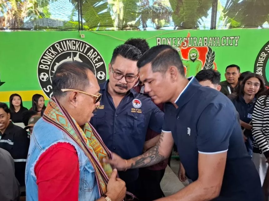 Ketua DPC PDI Perjuangan Kota Surabaya, Armuji (kiri) mendapat cenderamata dari Sekretaris DPW Forum Pemuda Nusa Tenggara Timur (FP NTT) di Surabaya, Falmon