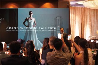 Seorang model mengenakan gaun pernikahan di Pakuwon Indah saat pembukaan pameran pernikahan bergengsi Grand Wedding Fair 2026 by Imperial Ballroom.