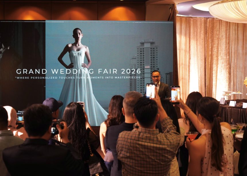 Seorang model mengenakan gaun pernikahan di Pakuwon Indah saat pembukaan pameran pernikahan bergengsi Grand Wedding Fair 2026 by Imperial Ballroom.