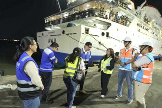 Petugas PT Pelayaran Nasional Indonesia (Persero) bersama PT Pelabuhan Indonesia (Pelindo) Persero komitmen dalam membantu penyaluran bantuan untuk gempa NTT.