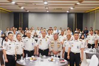 Para peserta kegiatan Bimbingan Teknis Petugas Imigrasi Pembina Desa (Pimpasa) Provinsi Banten Tahun 2026 yang digelar Kantor Wilayah Direktorat Jenderal Imigrasi Banten berfoto bersama.