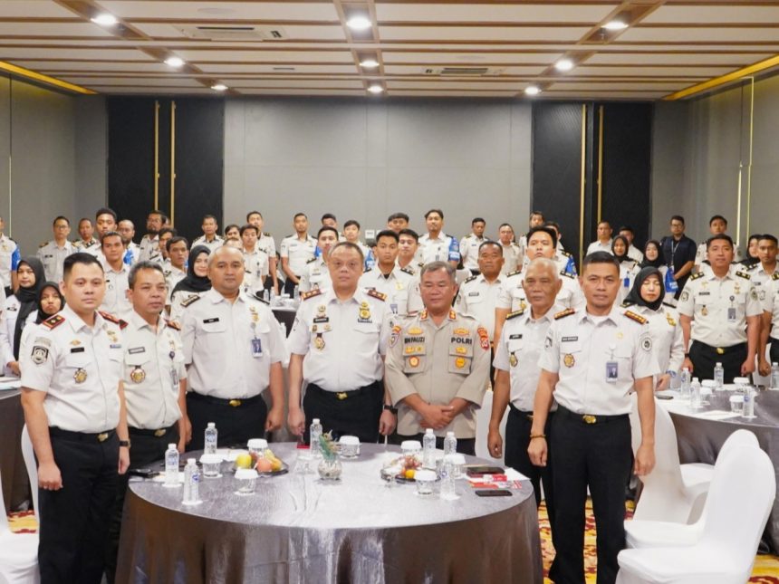 Para peserta kegiatan Bimbingan Teknis Petugas Imigrasi Pembina Desa (Pimpasa) Provinsi Banten Tahun 2026 yang digelar Kantor Wilayah Direktorat Jenderal Imigrasi Banten berfoto bersama.