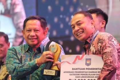 Wali Kota Surabaya Eri Cahyadi dari Mendagri Tito Karnavian di Hotel Bali Nusa Dua Convention Centre, Jumat (28/8) malam.