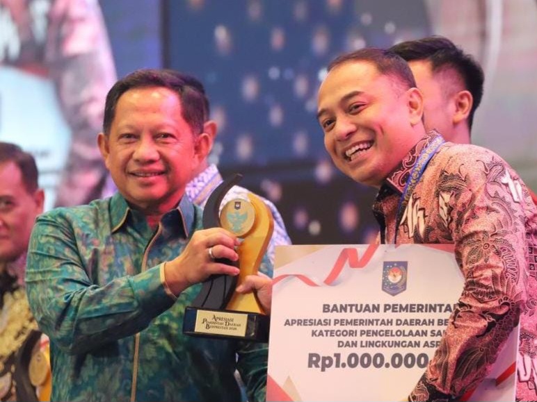 Wali Kota Surabaya Eri Cahyadi dari Mendagri Tito Karnavian di Hotel Bali Nusa Dua Convention Centre, Jumat (28/8) malam.