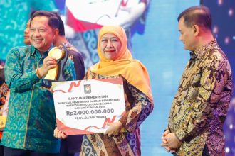 Menteri Dalam Negeri (Mendagri) Tito Karnavian menyerahkan penghargaan kepada Gubernur Jatim Khofifah Indar Parawansa di Bali Nusa Dua Convention Center, Badung, Bali, Jumat (28/8) malam.