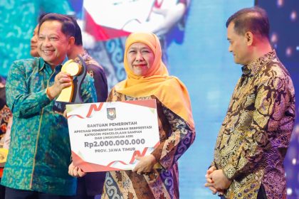 Menteri Dalam Negeri (Mendagri) Tito Karnavian menyerahkan penghargaan kepada Gubernur Jatim Khofifah Indar Parawansa di Bali Nusa Dua Convention Center, Badung, Bali, Jumat (28/8) malam.