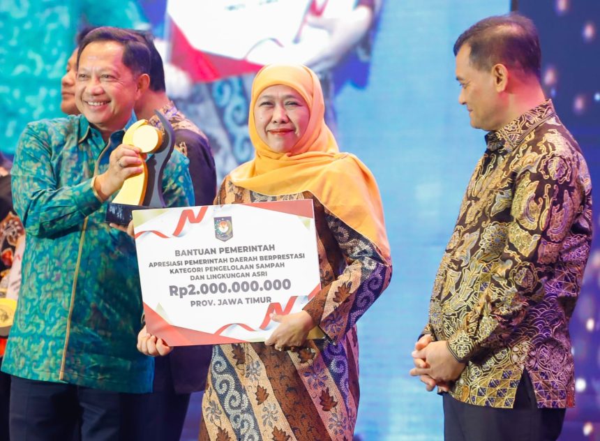 Menteri Dalam Negeri (Mendagri) Tito Karnavian menyerahkan penghargaan kepada Gubernur Jatim Khofifah Indar Parawansa di Bali Nusa Dua Convention Center, Badung, Bali, Jumat (28/8) malam.