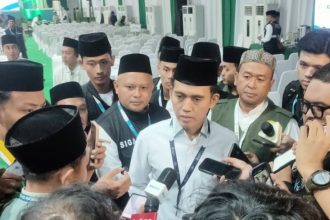 Asrorun Niam Sholeh, Pimpinan Sidang Komisi Organisasi kegiatan Muktamar ke-35 PBNU memberikan keterangan kepada wartawan.