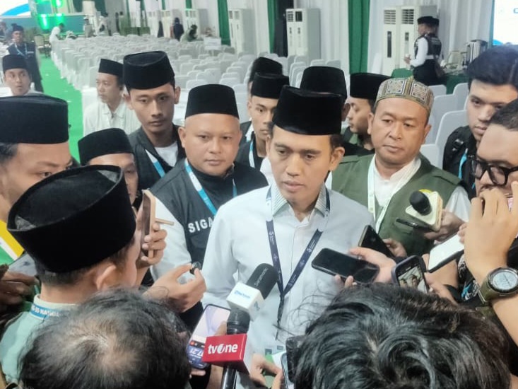 Asrorun Niam Sholeh, Pimpinan Sidang Komisi Organisasi kegiatan Muktamar ke-35 PBNU memberikan keterangan kepada wartawan.