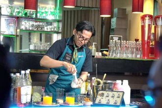 Barista beraksi dalam ajang Junior Barista Showdown 2026 – Coffee Mixology Competition Vol. 3 yang digelar The Alana Surabaya di Phoenix Lounge & Bar.