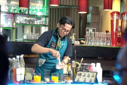 Barista beraksi dalam ajang Junior Barista Showdown 2026 – Coffee Mixology Competition Vol. 3 yang digelar The Alana Surabaya di Phoenix Lounge & Bar.