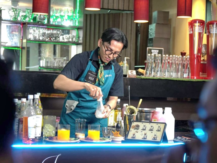 Barista beraksi dalam ajang Junior Barista Showdown 2026 – Coffee Mixology Competition Vol. 3 yang digelar The Alana Surabaya di Phoenix Lounge & Bar.