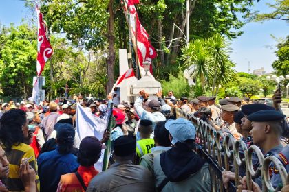 Para juru parkir (jukir) menggelar demo dengan mengepung Balai Kota Surabaya.