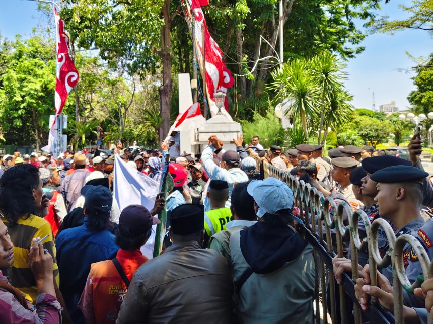 Para juru parkir (jukir) menggelar demo dengan mengepung Balai Kota Surabaya.