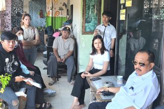 Wakil Wali Kota Surabaya, Armuji, turun langsung mendatangi kediaman Mourin Chinci Lintong, di kawasan Jalan Wonosari Kidul, Senin (31/8).