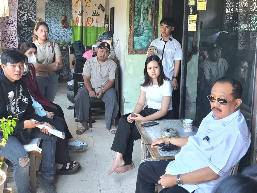 Wakil Wali Kota Surabaya, Armuji, turun langsung mendatangi kediaman Mourin Chinci Lintong, di kawasan Jalan Wonosari Kidul, Senin (31/8).