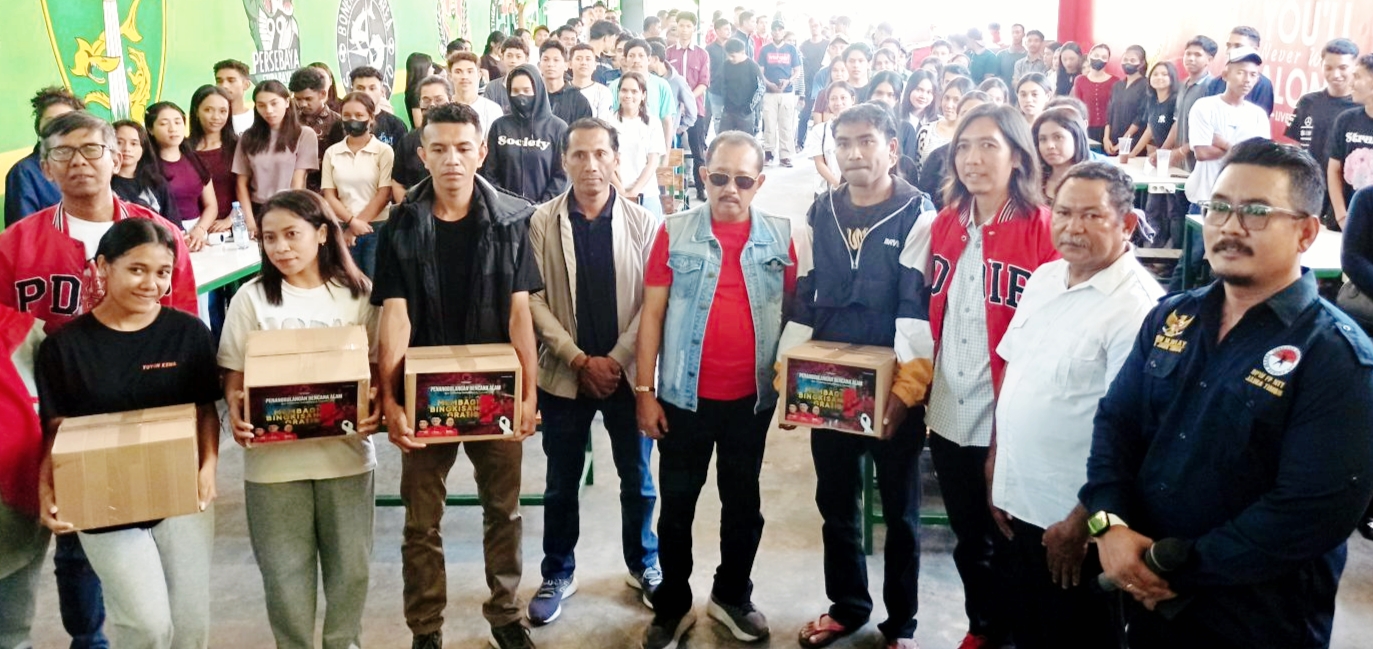 Ketua DPC PDI Perjuangan Kota Surabaya, Armuji foto bersama dengan anghota Forum Pemuda Nusa Tenggara Timur (FP NTT) di Surabaya, usai membagikan sembako.