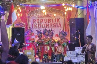 Penampilan kreasi anak-anak dari warga Bulak Rukem Timur I-N, Surabaya.