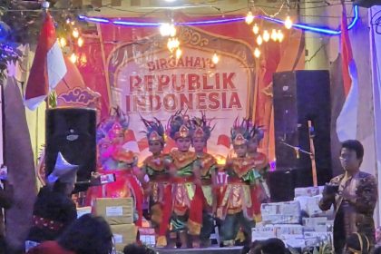 Penampilan kreasi anak-anak dari warga Bulak Rukem Timur I-N, Surabaya.