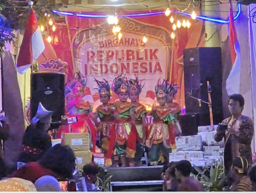 Penampilan kreasi anak-anak dari warga Bulak Rukem Timur I-N, Surabaya.