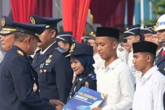 Direktur Jenderal Pemasyarakatan Mashudi menyerahkan remisi kepada narapidana tepat pada puncak peringatan HUT ke-81 Kemerdekaan RI di lingkungan Kementerian Imigrasi dan Pemasyarakatan.