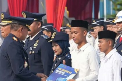 Direktur Jenderal Pemasyarakatan Mashudi menyerahkan remisi kepada narapidana tepat pada puncak peringatan HUT ke-81 Kemerdekaan RI di lingkungan Kementerian Imigrasi dan Pemasyarakatan.