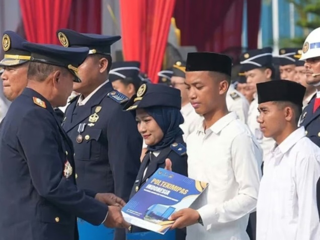 Direktur Jenderal Pemasyarakatan Mashudi menyerahkan remisi kepada narapidana tepat pada puncak peringatan HUT ke-81 Kemerdekaan RI di lingkungan Kementerian Imigrasi dan Pemasyarakatan.