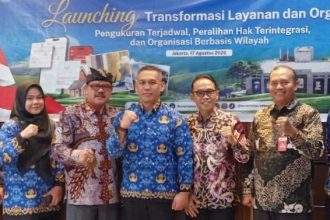 Kepala Kantah Kabupaten Gresik Rarif Setiawan, S.ST., M.H. (temgah) bersama jajaran sepakat dalam menjalankan Transformasi Layanan dengan baik.