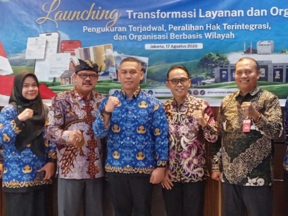 Kepala Kantah Kabupaten Gresik Rarif Setiawan, S.ST., M.H. (temgah) bersama jajaran sepakat dalam menjalankan Transformasi Layanan dengan baik.