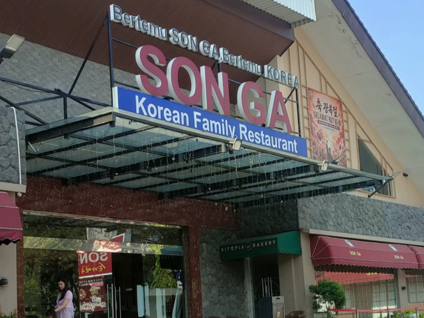 Restoran Korea Son Ga di kawasan HR Muhammad, Surabaya, milik terduga pelaku WN Korea.