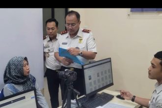 Kepala Kantor Imigrasi Tanjung Perak, Henry Wibowo (kiri), mendampingi Kakanwil Ditjen Imigrasi Jatim, Novianto Sulastono meninjau pelayanan paspor di UKK Imigrasi di Bojonegoro.