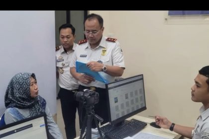 Kepala Kantor Imigrasi Tanjung Perak, Henry Wibowo (kiri), mendampingi Kakanwil Ditjen Imigrasi Jatim, Novianto Sulastono meninjau pelayanan paspor di UKK Imigrasi di Bojonegoro.