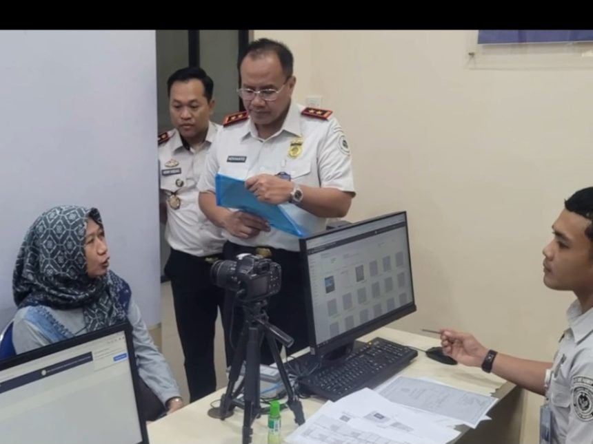 Kepala Kantor Imigrasi Tanjung Perak, Henry Wibowo (kiri), mendampingi Kakanwil Ditjen Imigrasi Jatim, Novianto Sulastono meninjau pelayanan paspor di UKK Imigrasi di Bojonegoro.