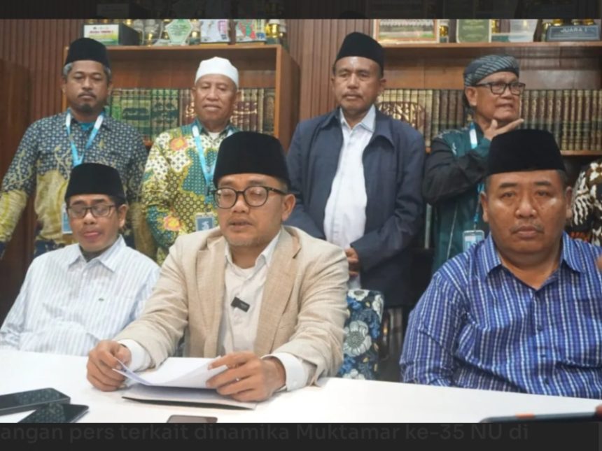 Kandidat Ketua Umum PBNU, KH Abdussalam Shohib alias Gus Salam, saat menggelar konferensi pers di Pondok Pesantren Denanyar, Jombang, Sabtu (29/8/2026).