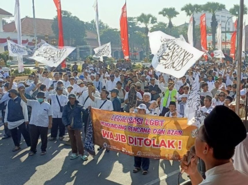 Ribuan massa menggelar aksi di sepanjang Jalan Pemuda, mereka menolak LGBTQ dan mendesak pemerintah tegas.