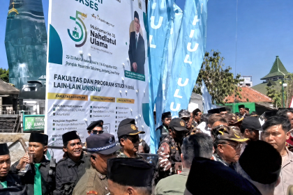 Suasana dorong-dorongan massa muktamar yang ingin masuk ke arena yang dipicu oleh ketifakpuasan salah satu pendukung.