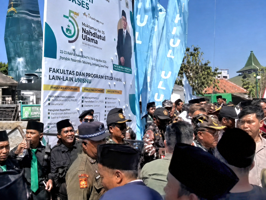Suasana dorong-dorongan massa muktamar yang ingin masuk ke arena yang dipicu oleh ketifakpuasan salah satu pendukung.