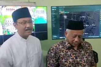 Ketua Panitia Muktamar ke-35 NU yang juga Sekretaris Jenderal PBNU, Saifullah Yusuf atau Gus Ipul, turun langsung mengecek kesiapan arena di Pondok Pesantren Bahrul Ulum.