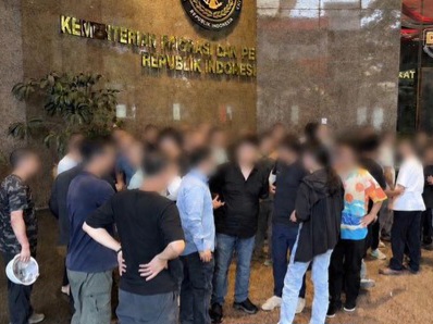 Puluhan WN China diamankan tim penyidik Direktorat Jenderal Imigrasi Kementerian Imigrasi dan Pemasyarakatan (Ditjen Imigrasi
