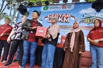 Pimpinan Bank Jatim Sidoarjo memberikan hadiah kepada UMKM yang ikut lomba.