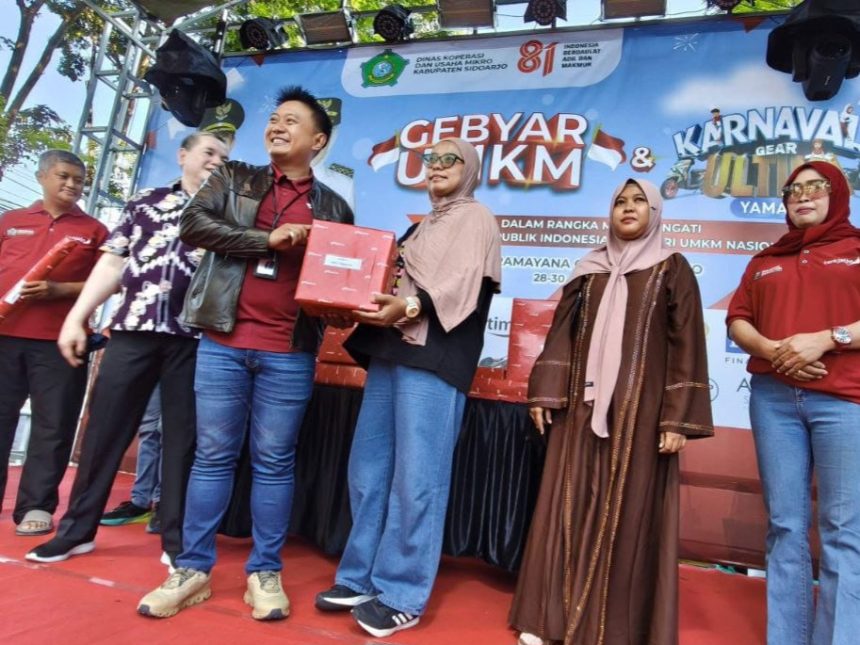 Pimpinan Bank Jatim Sidoarjo memberikan hadiah kepada UMKM yang ikut lomba.
