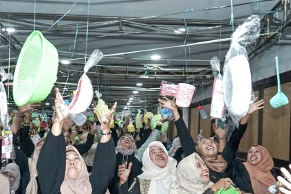 Tradisi 'brayakan' mewarnai peringatan Maulid Nabi Muhammad SAW 1448 Hijriah di Surabaya.