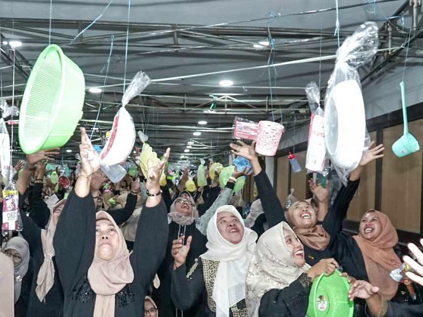 Tradisi 'brayakan' mewarnai peringatan Maulid Nabi Muhammad SAW 1448 Hijriah di Surabaya.