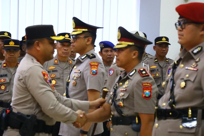 Kapolres Gresik AKBP Ramadhan Nasution memimpin serah terima jabatan (sertijab) 14 personel di ruang Rupatama SAR Polres Gresik, Rabu (2/9/2026).