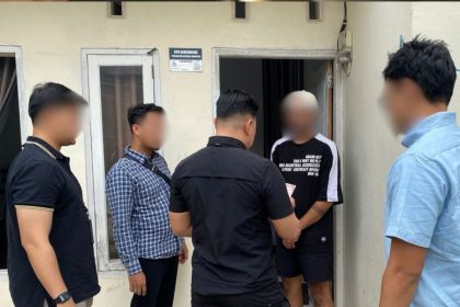 Petugas Imigrasi Kendari meringkus WNA Palestina di tempat tinggalnya lantaran izin tinggal kedaluarsa.